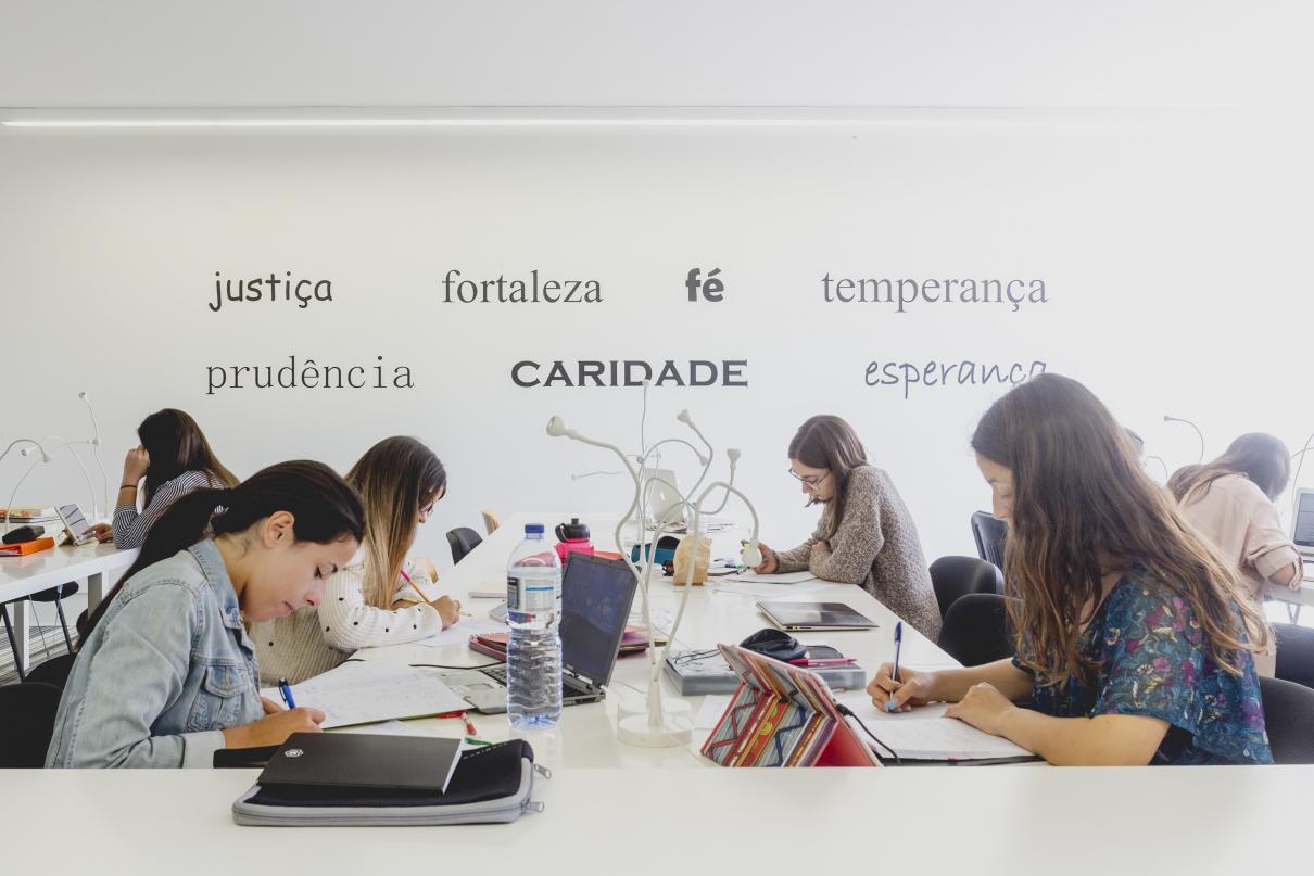 Sala de estudo UCP com valores escritos na parede